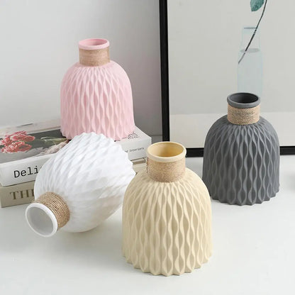 Vase en plastique avec corde