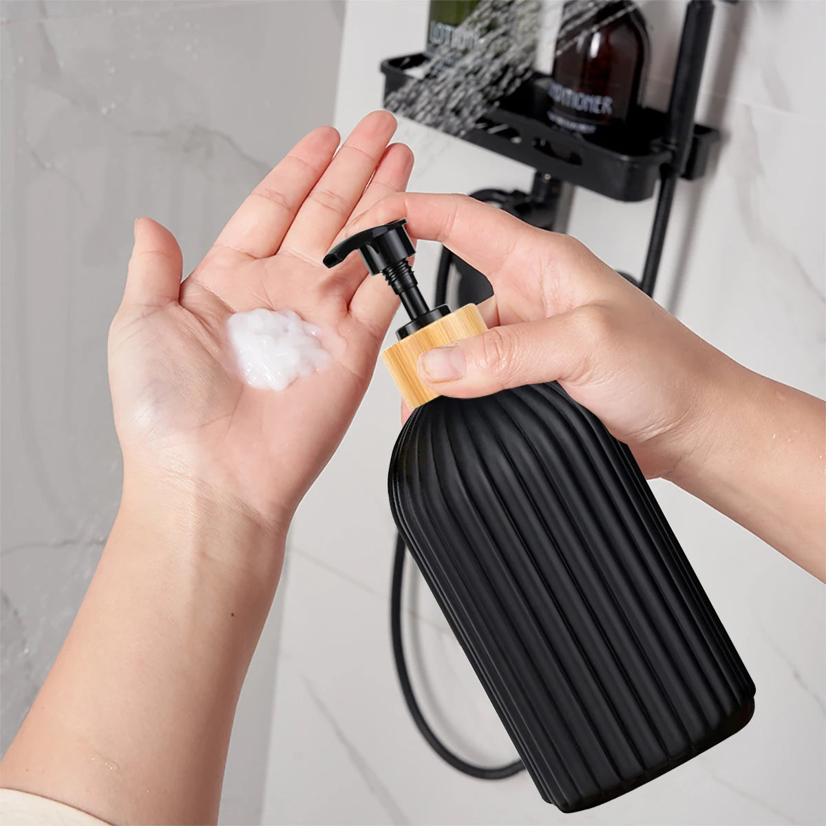 Distributeur de savon pour salle de bain